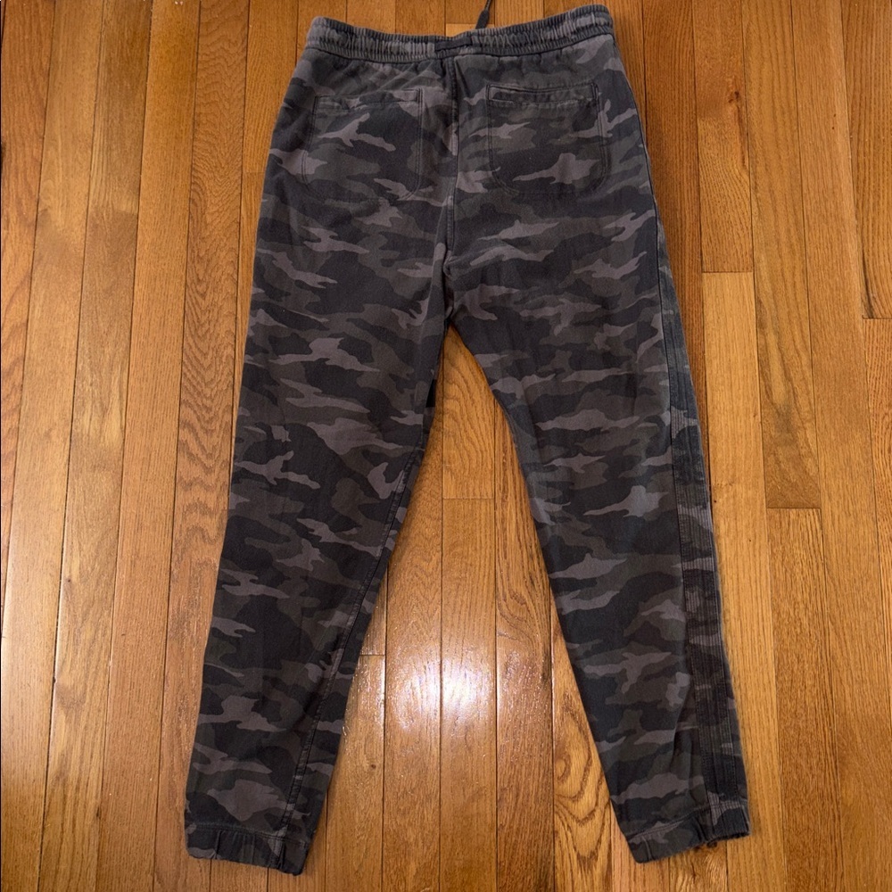 Athleta Farallon Jogger Camo Print Size 6 - Picture 6 of 7